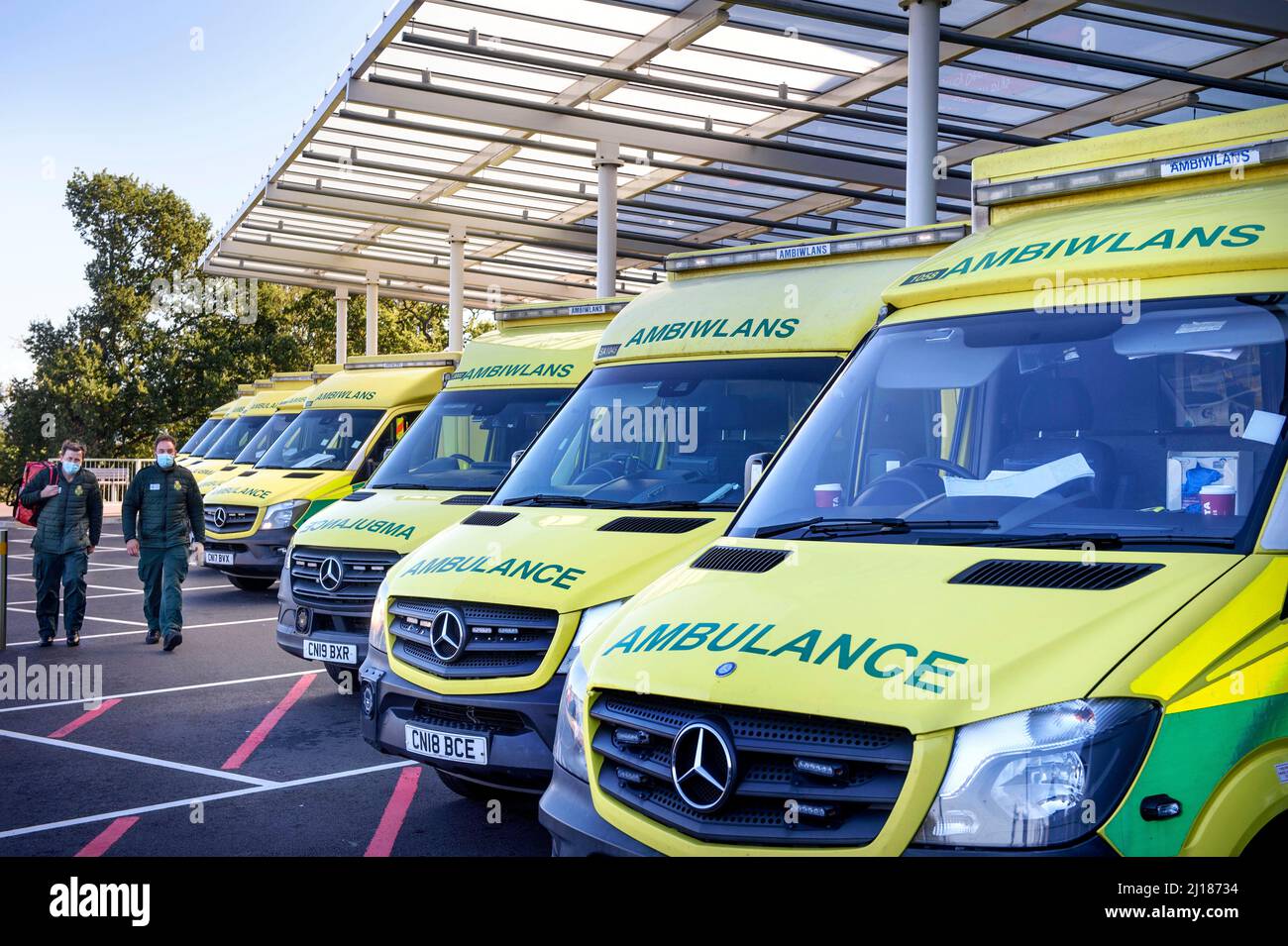 Das Problem der Anstehen von Krankenwagen aufgrund nicht verfügbarer Krankenhausbetten - eine Ansammlung von Krankenwagen im Grange University Hospital in der Nähe von Pontypool, Großbritannien. Stockfoto