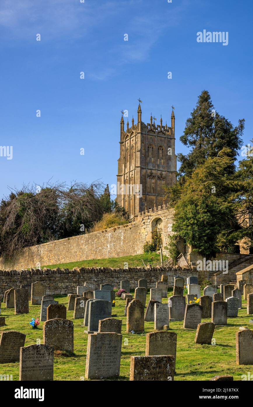 Gegenüber dem Friedhof der St. James’s Church in Chipping Campden, Gloucestershire, England Stockfoto