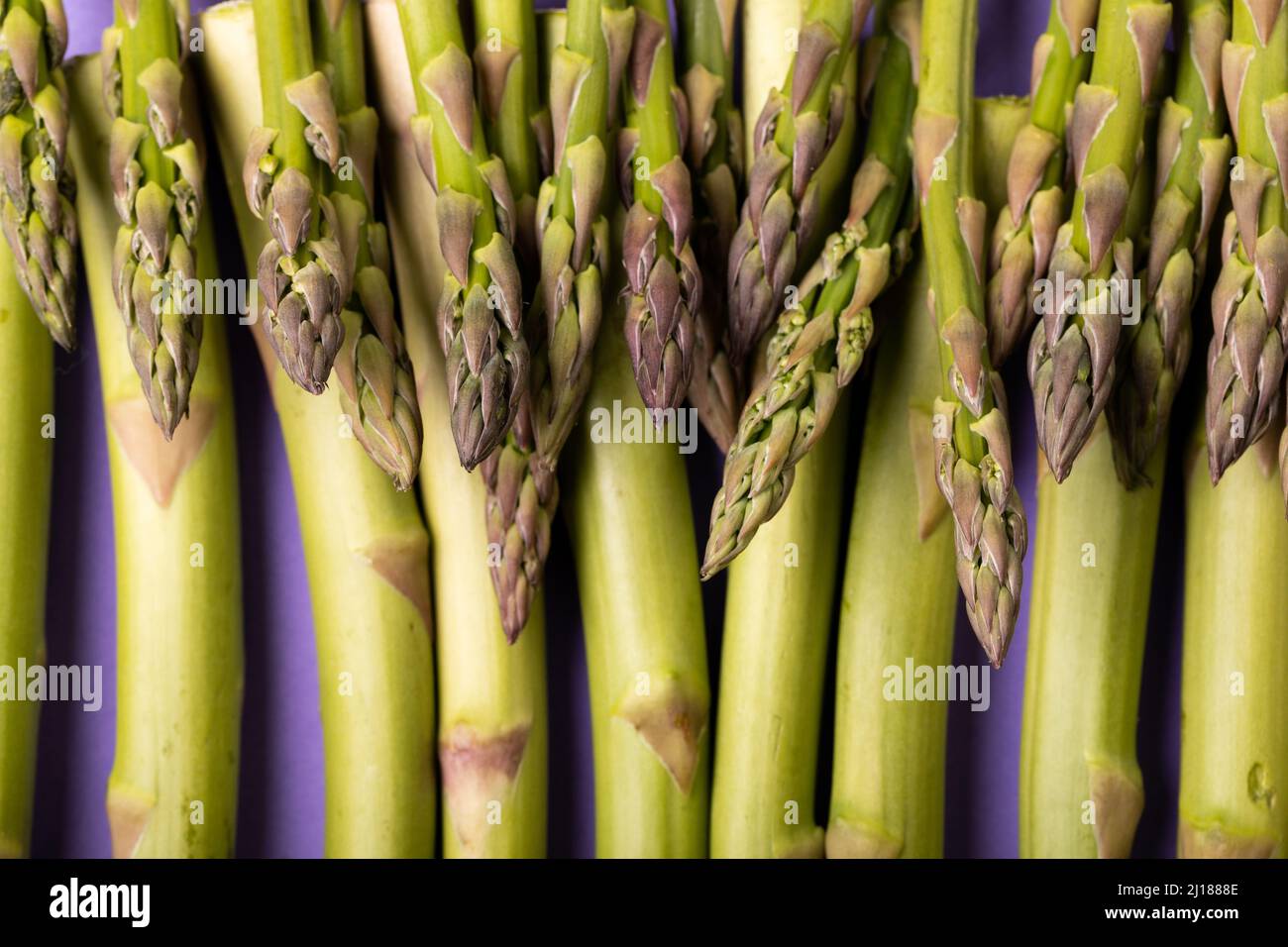 Nahaufnahme von grünem Spargelgemüse im Vollformat Stockfoto