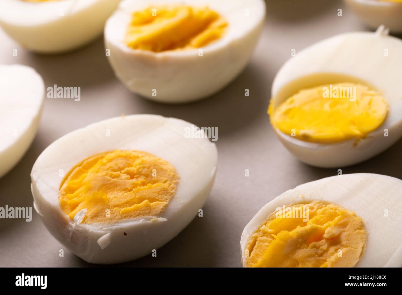 Blick aus der Perspektive auf frische, weiß gekochte Eier mit gelbem Eigelb auf dem Tisch Stockfoto