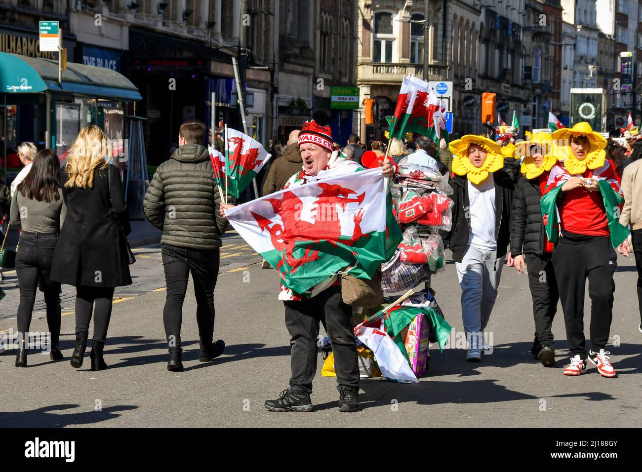 Cardiff, Wales - 2022. März: Straßenhändler verkaufen walisische Flaggen und Rugby-Fans im Stadtzentrum von Cardiff am Spieltag Stockfoto
