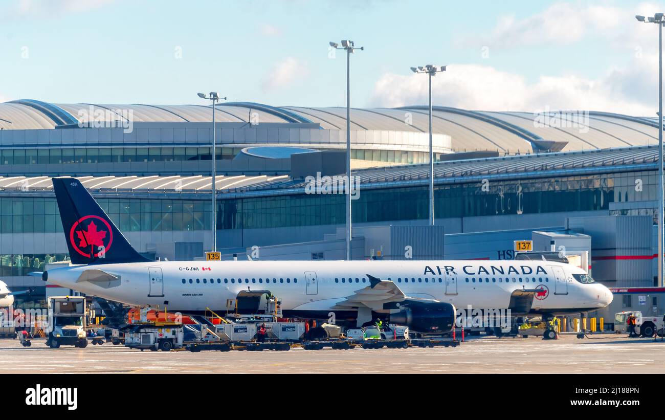 Ein Flugzeug von Air Canada befindet sich im BoardingBereich des