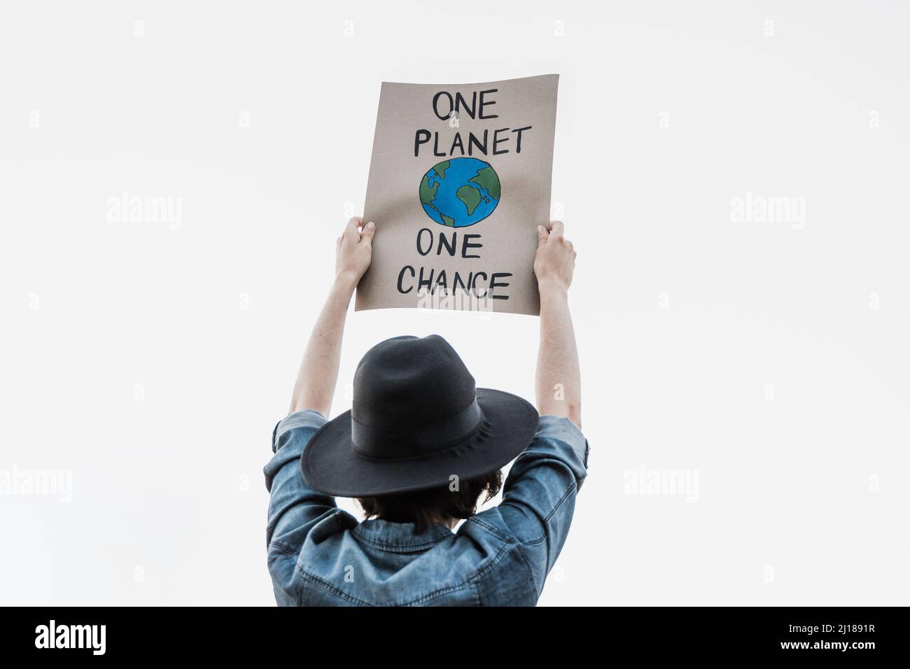 Junger Aktivist marschiert und protestiert für den Klimawandel mit Banner - Demonstration für Ökologie und Umweltkonzept Stockfoto