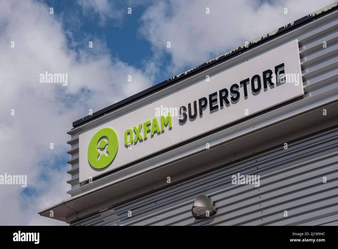 Logo des Oxfam Superstore, Oxford, Großbritannien. Dies ist das erste seiner Art, das von Oxfam eröffnet wurde. Stockfoto