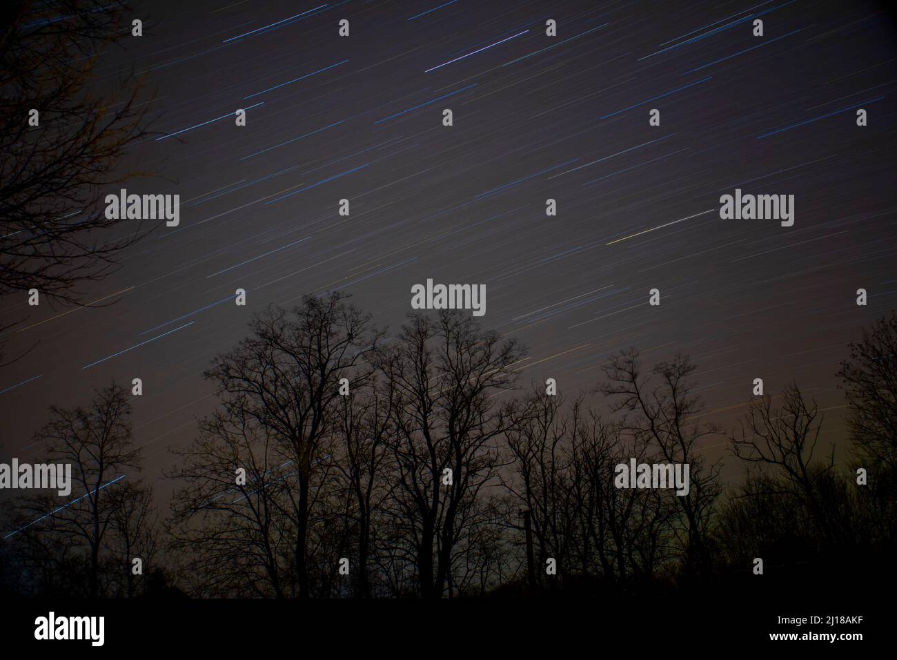 Das gesamte Zeitintervall der Sternspuren am Nachthimmel Stockfoto