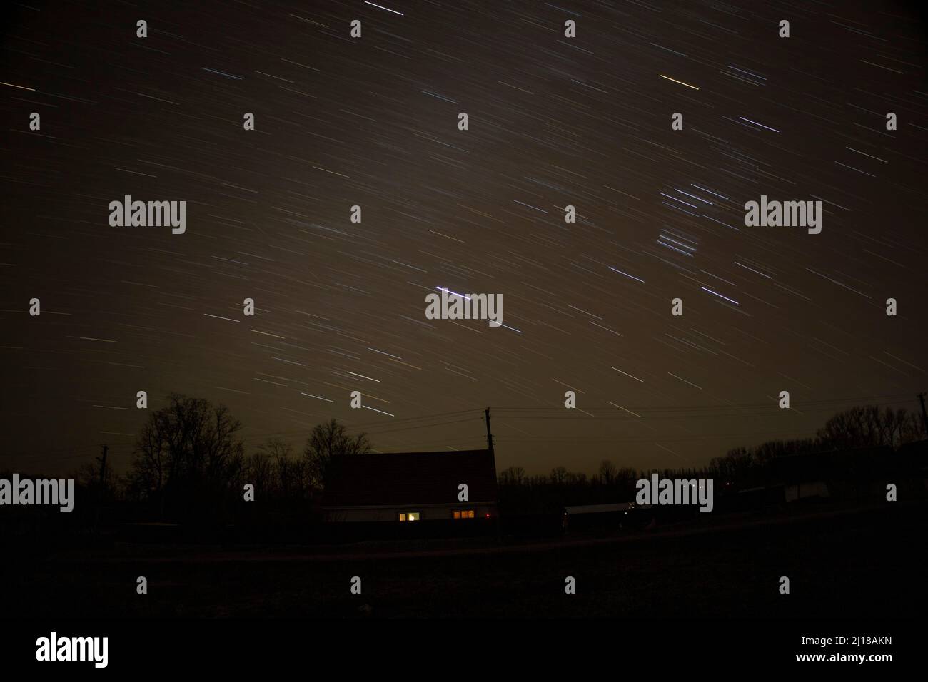 Das gesamte Zeitintervall der Sternspuren am Nachthimmel Stockfoto