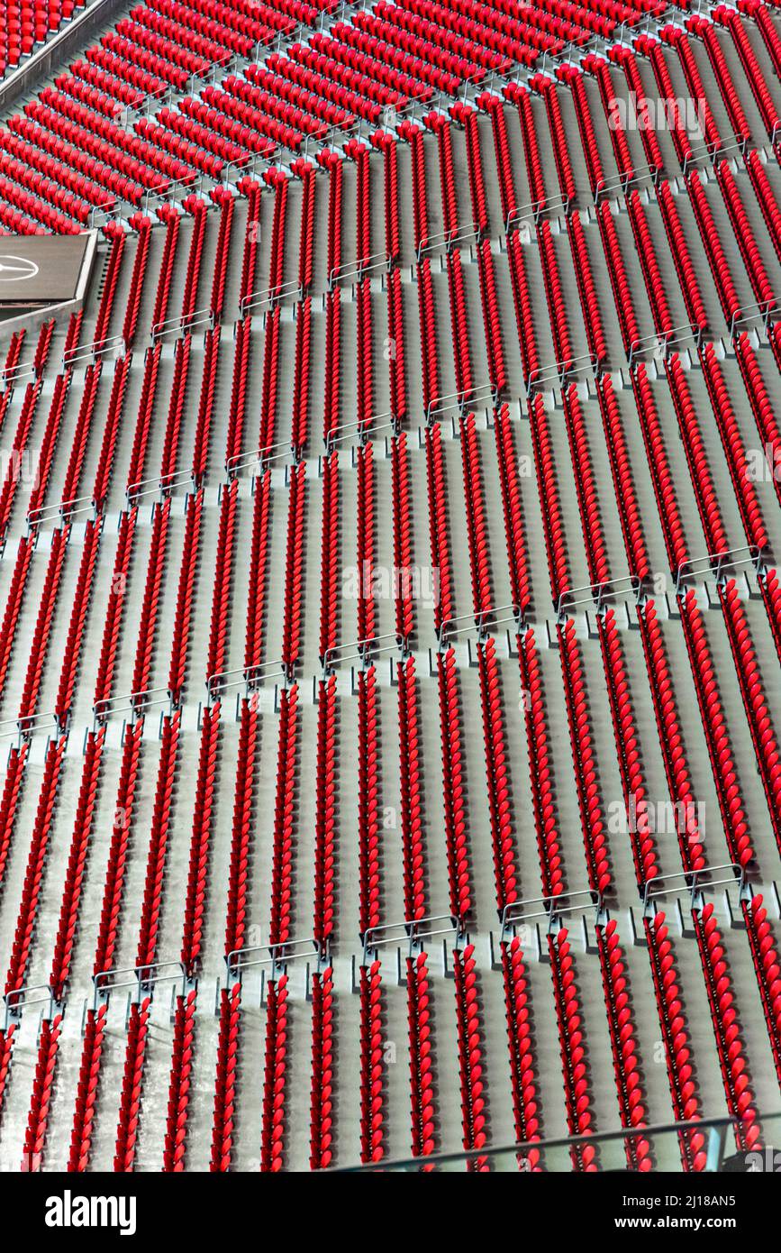 Blick aus der Höhe auf die Sitze im Roten Stadion Stockfoto