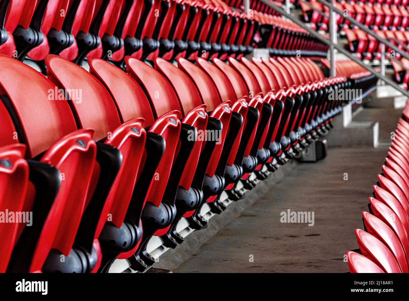 Reihe von Sitzen im Red Stadium Stockfoto
