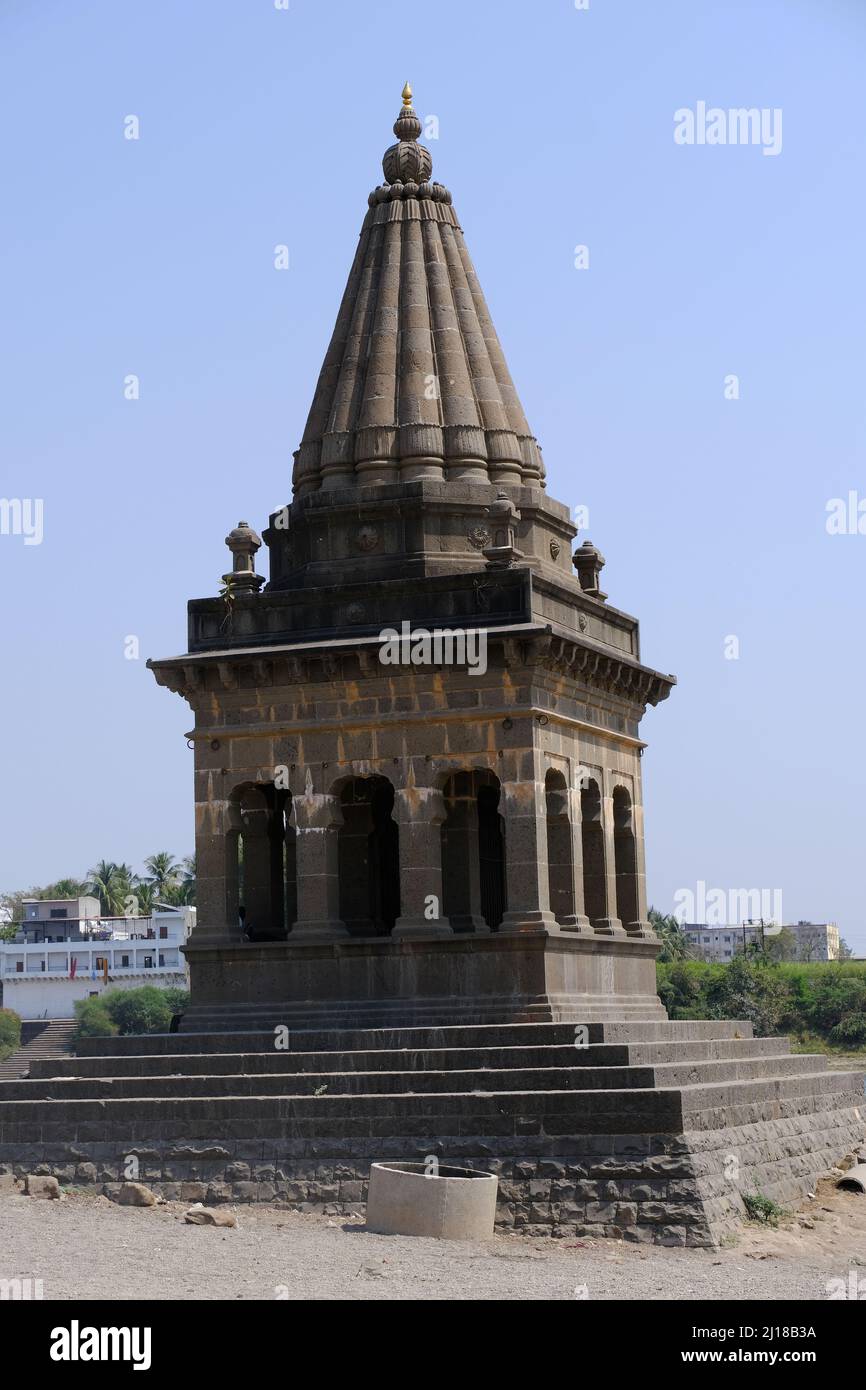 Pandharpur, Indien, 26. Februar 2022, Pundalik Tempel am Ufer des Flusses chandrabhaga in Pandharpur, Maharashtra, Indien. Stockfoto