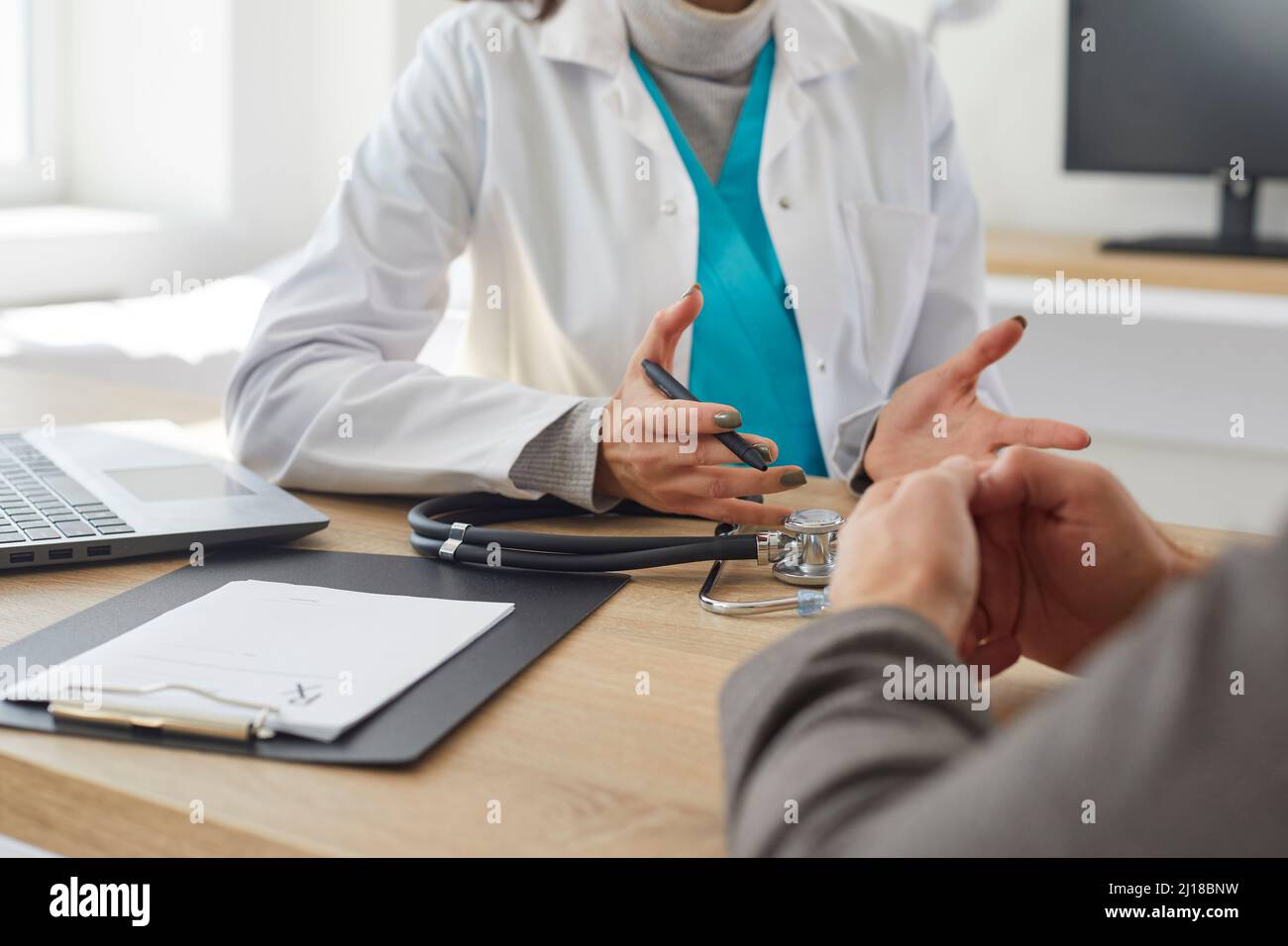 Hände eines unbekannten Arztes und Patienten, die während eines Arzttermins sprechen und die Diagnose besprechen. Stockfoto