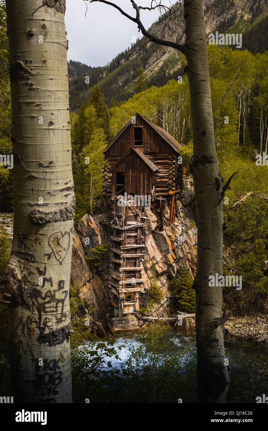 Eine vertikale Aufnahme der Crystal Mill auf einer Felsklippe in Colorado, USA Stockfoto