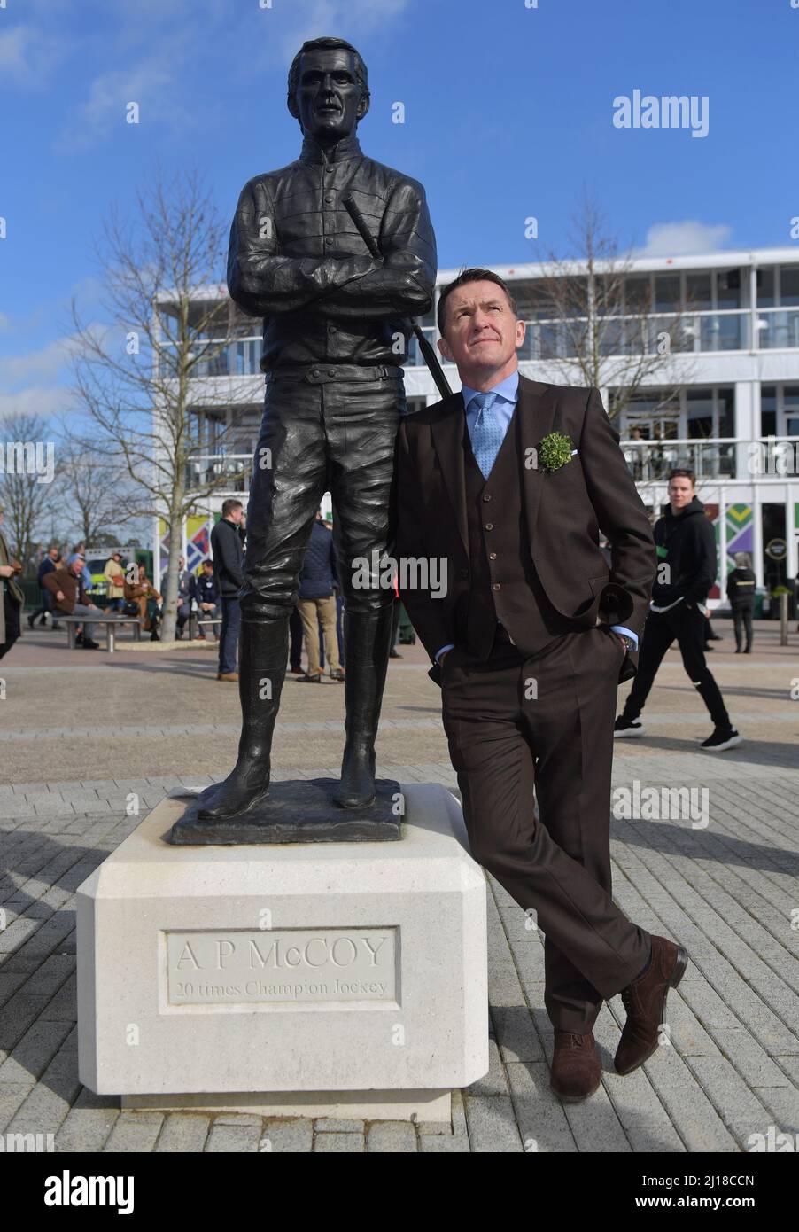 Rennlegende der ehemalige Jockey Tony McCoy stand mit seiner Statue. Tag 3 bei Cheltenham Racecourse Gold Cup Festival St. Patrick's Day Bilder b Stockfoto