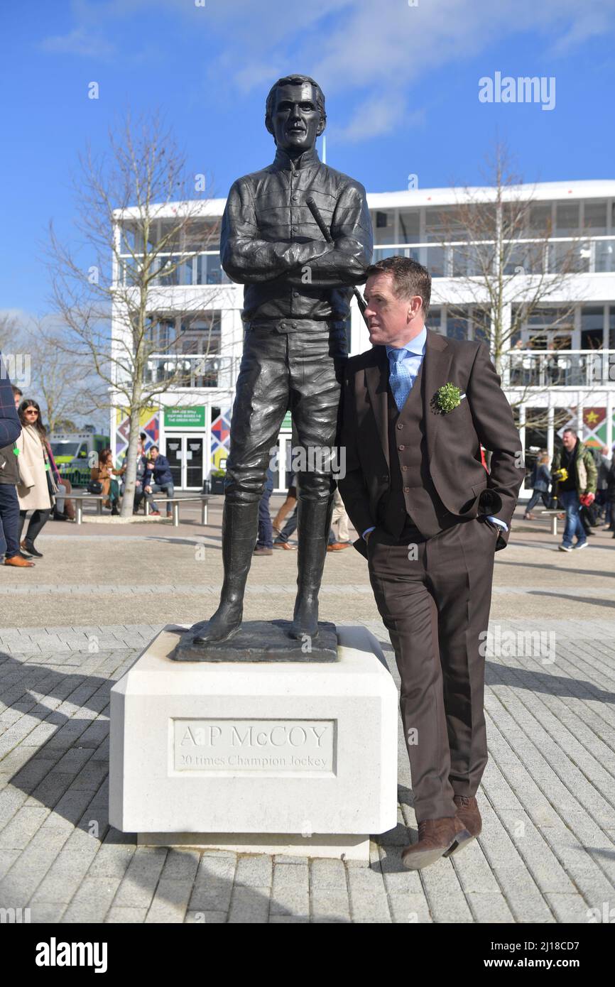 Rennlegende der ehemalige Jockey Tony McCoy stand mit seiner Statue. Tag 3 bei Cheltenham Racecourse Gold Cup Festival St. Patrick's Day Bilder b Stockfoto