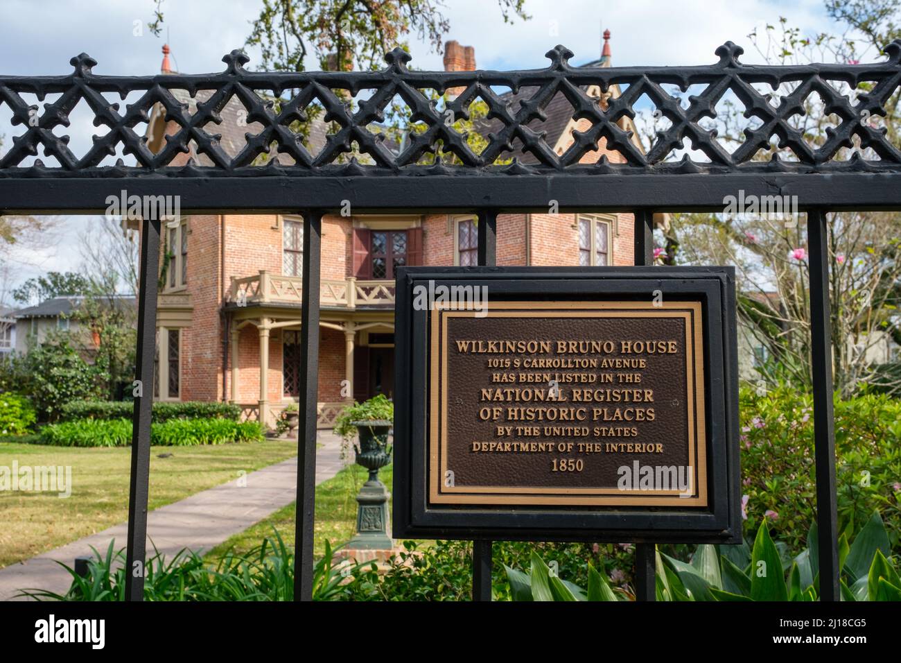 NEW ORLEANS, LA, USA - 16. MÄRZ 2022: Markierung des National Register of Historic Places am Zaun des gotischen Wilkinson Bruno House auf Carrollto Stockfoto