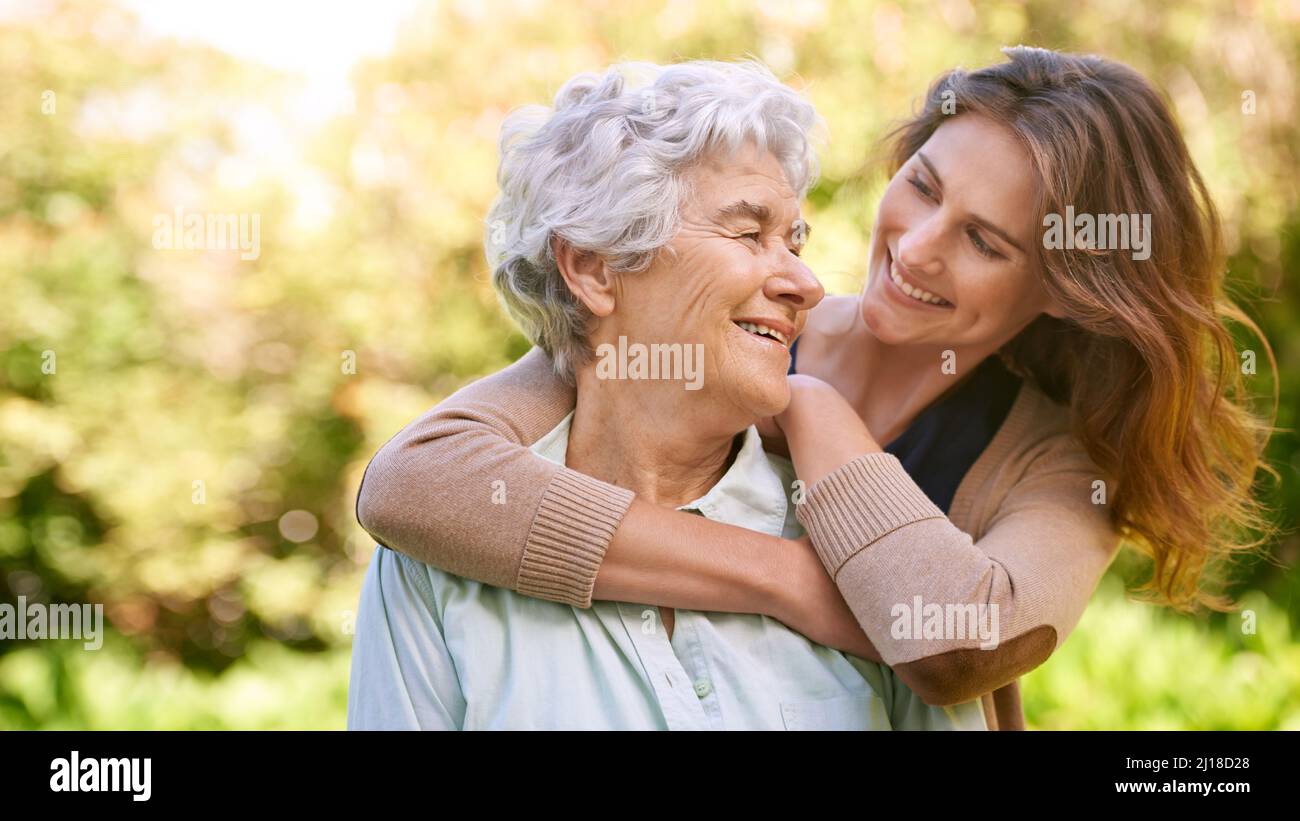 Sie sind immer noch so nah Ausgeschnittene Aufnahme einer jungen Frau und ihrer älteren Mutter. Stockfoto