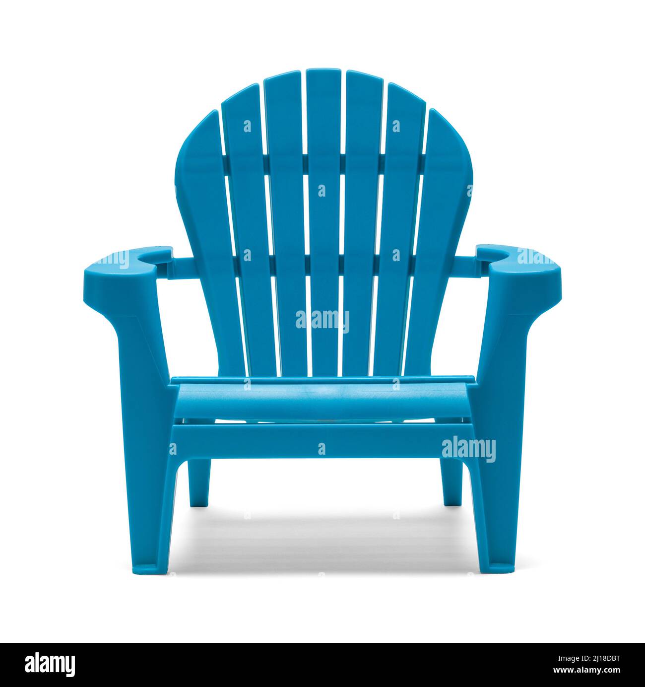 Blauer Plastikstrand Stuhl Vorderansicht auf Weiß ausgeschnitten. Stockfoto