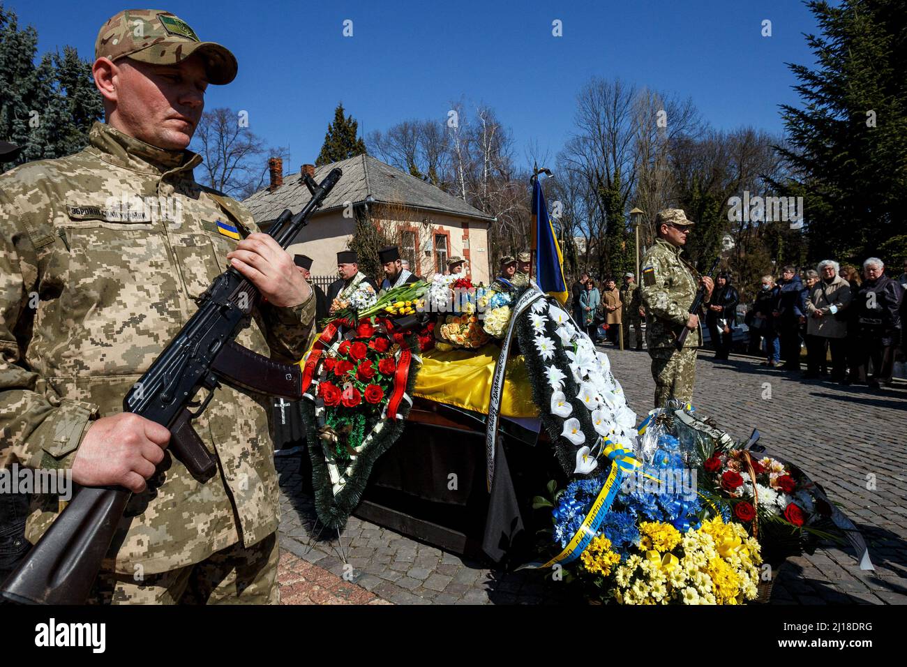 Uschhorod, Ukraine - 22. März 2022 - Soldaten flankieren den Sarg des ukrainischen Marinesoldaten-Soldaten Shandor Kish, der am 24. Februar, dem ersten Tag der russischen Invasion, während der militärischen Beerdigung auf dem Hügel des Ruhmes, Uschhorod, Region Zakarpattia, Westukraine, starb. Foto von Serhii Hudak/Ukrinform/ABACAPRESS.COM Stockfoto