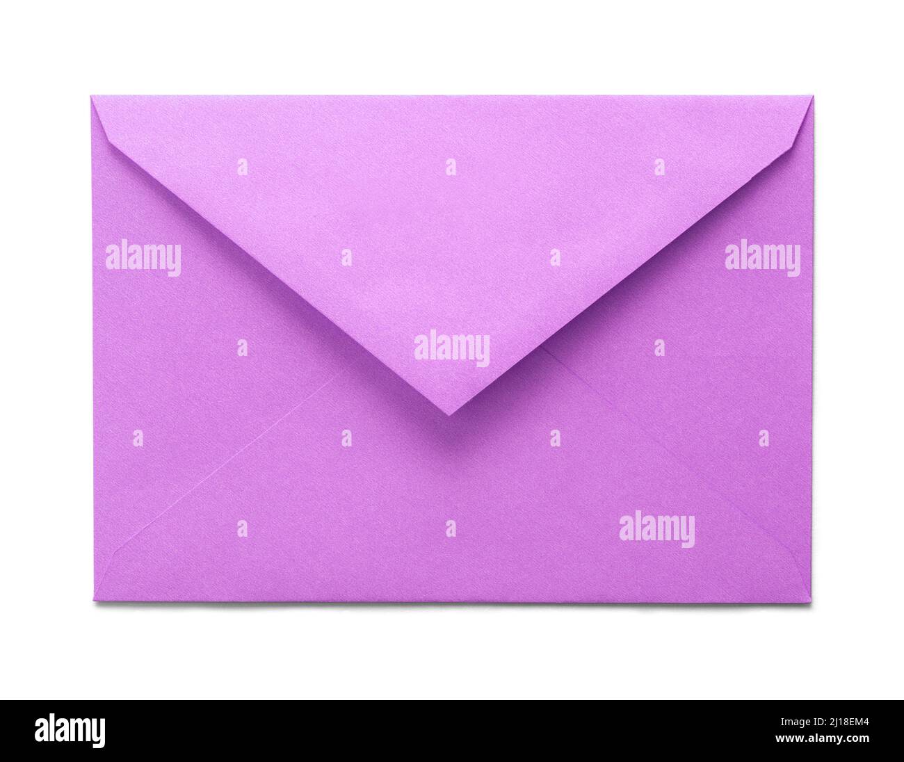 Öffnen Sie den violetten Papierumschlag, der auf Weiß ausgeschnitten ist. Stockfoto
