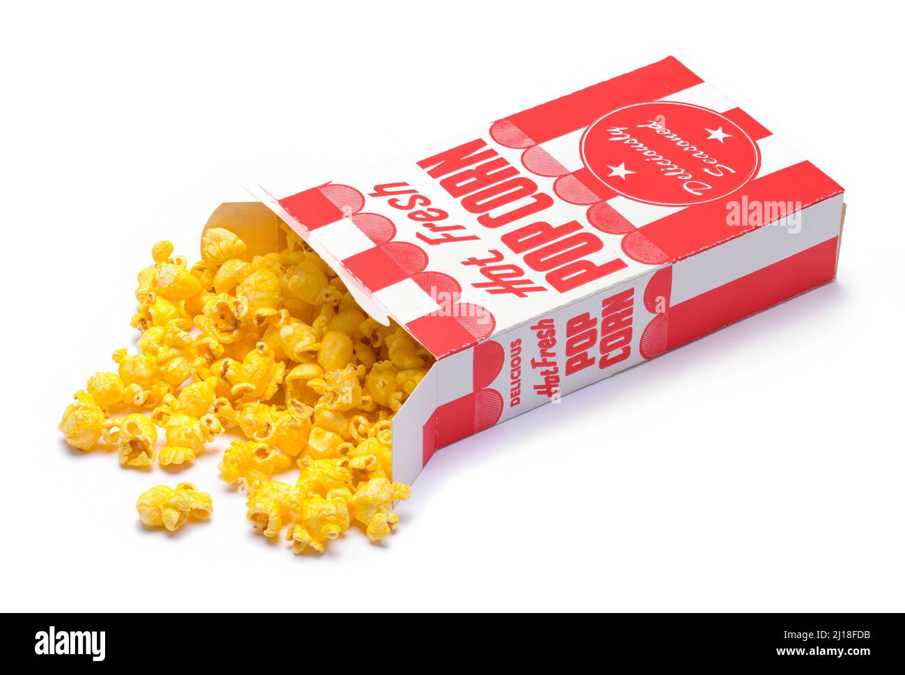 Verschüttete Retro-Schachtel Popcorn auf Weiß ausgeschnitten. Stockfoto
