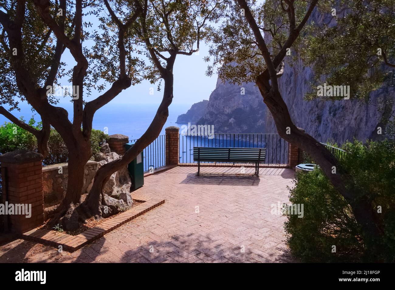 Panoramablick auf das Tyrrhenische Meer und Marina Piccola auf Capri, Italien. Stockfoto