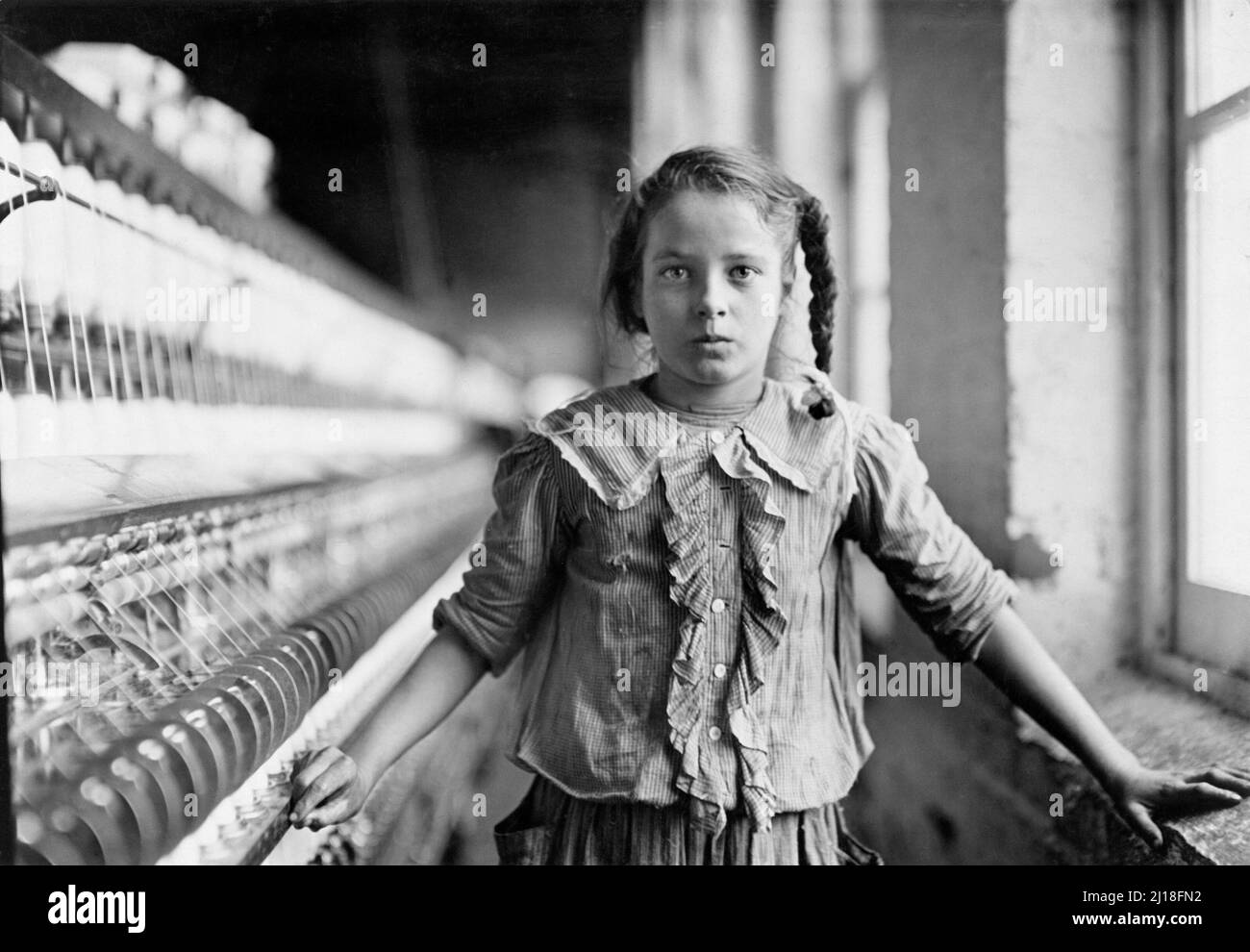 Cotton-Mill Worker, North Carolina von Lewis Hine (1874-1940), 1908. Das Foto zeigt ein junges Mädchen von zwölf oder dreizehn Jahren, das in einer Baumwollfabrik als Kinderarbeit arbeitet. Stockfoto