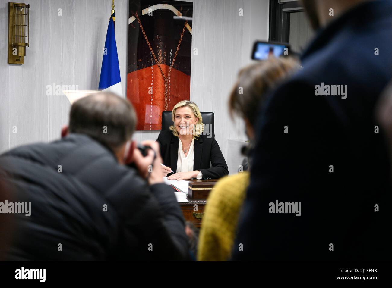 Marine Le Pen, Kandidatin der politischen Partei 'le Rassemblement National' (RN) für die französischen Präsidentschaftswahlen, hier in ihrem Büro fotografiert Stockfoto