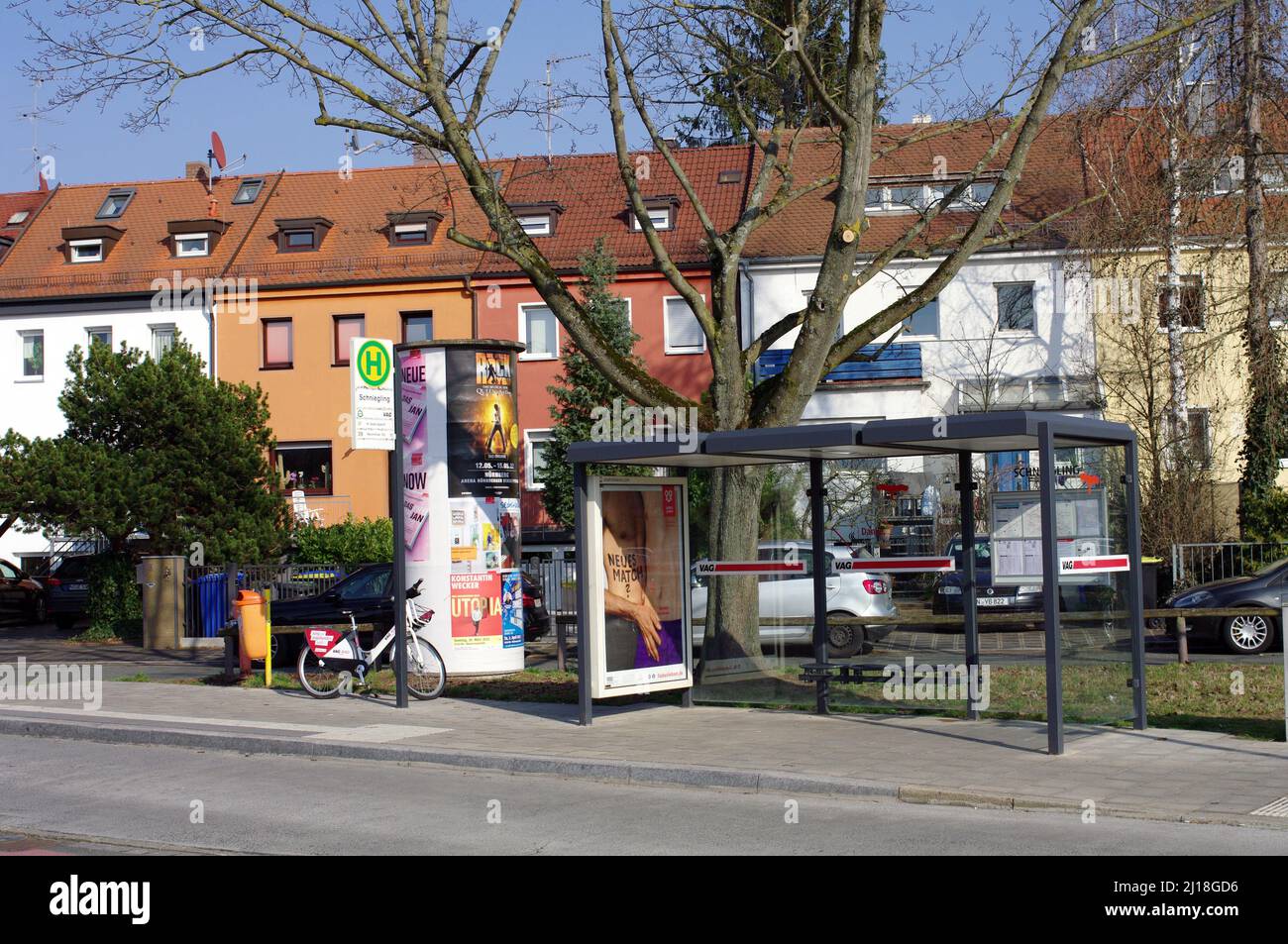 Bushaltestelle mit Leihrad, symbolisches Bild für neue Mobilität in der Stadt Stockfoto