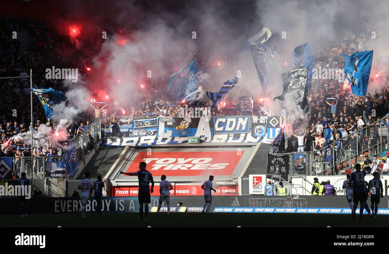 firo: 03/19/2022 Fuvuball, Fußball, 2. Bundesliga, Saison 2021/2022, F95 Fortuna Dvºsseldorf, Düsseldorf - HSV Hamburg Hamburg Hamburg Hamburg, HSV Hamburg Hamburg 1:1 Fans, Ultras, Bengalfeuer Stockfoto