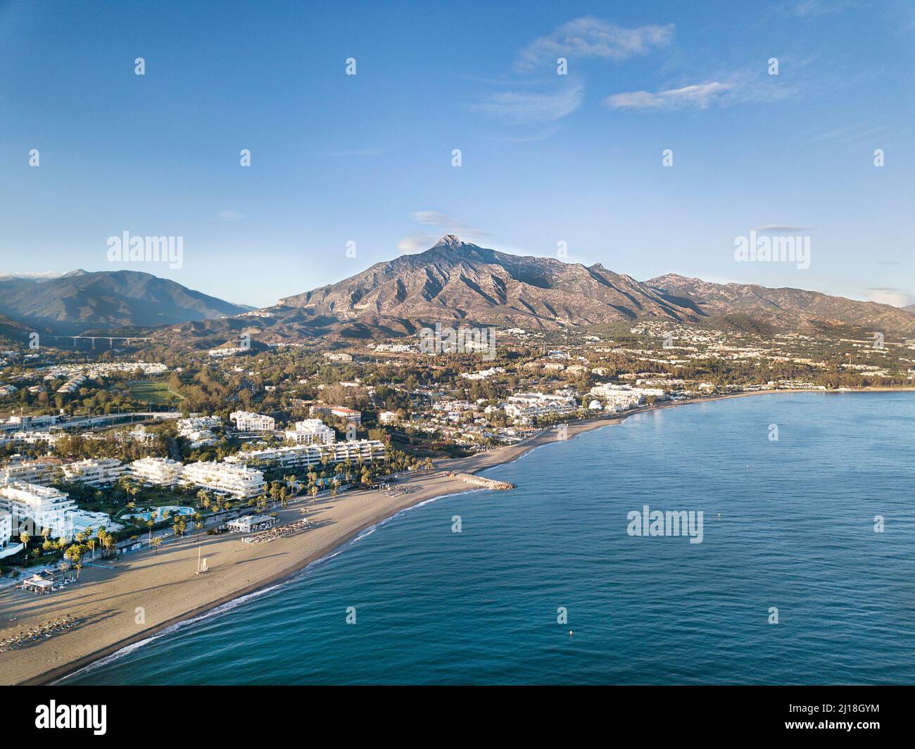Wunderschöne Panoramaaussicht auf Marbella, die Gegend von Marbella, die Region von NeuEl Andalucia und Puerto Banus. Wunderschöne Farben bei Sonnenuntergang. La Concha Berg im Hintergrund. Stockfoto