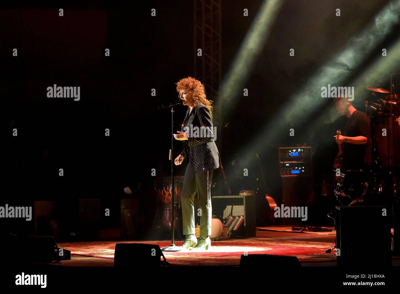 Rom, Italien. 21. März 2022. Fiorella Mannoia „LA VERSIONE DI FIORELLA TOUR 2022“ Auditorium Parco della Musica Rom, Italien (Foto: Roberto Bettacchi/Pacific Press/Sipa USA) Quelle: SIPA USA/Alamy Live News Stockfoto