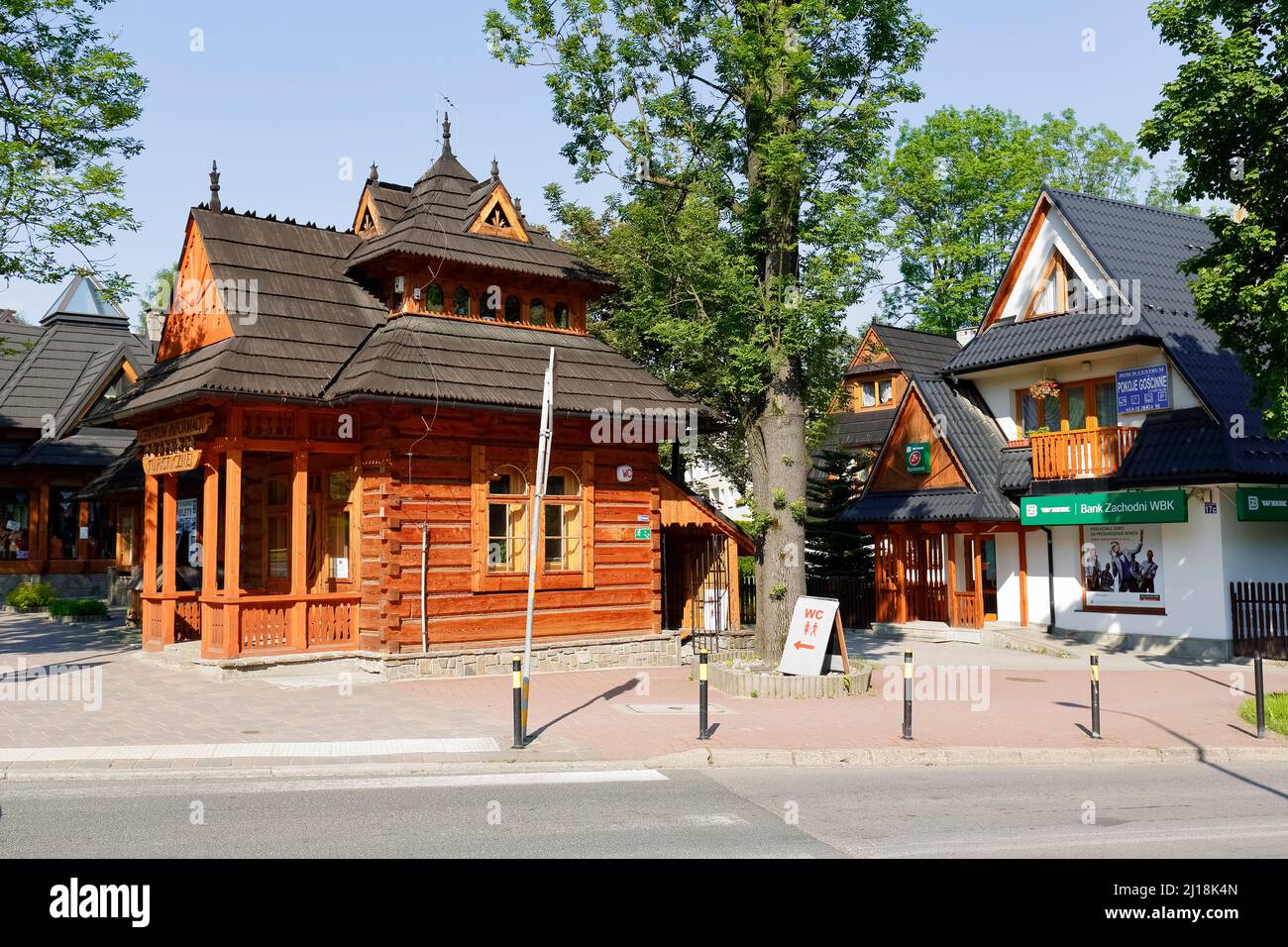 Zakopane, Polen - 12. Juni 2015: Kleines Holzhaus im regionalen Stil, das Anfang des 20.. Jahrhunderts als Souvenirladen Pocztowka, heute Touristeninformation, erbaut wurde Stockfoto