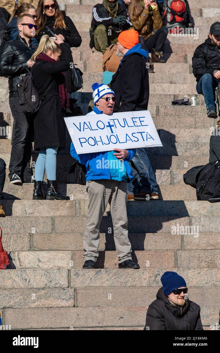 Valo tulee Pohjolasta. Mann mittleren Alters mit einem Schild auf der Treppe der Kathedrale von Helsinki bei der weltweiten Demonstration 7,0 in Helsinki, Finnland. Stockfoto