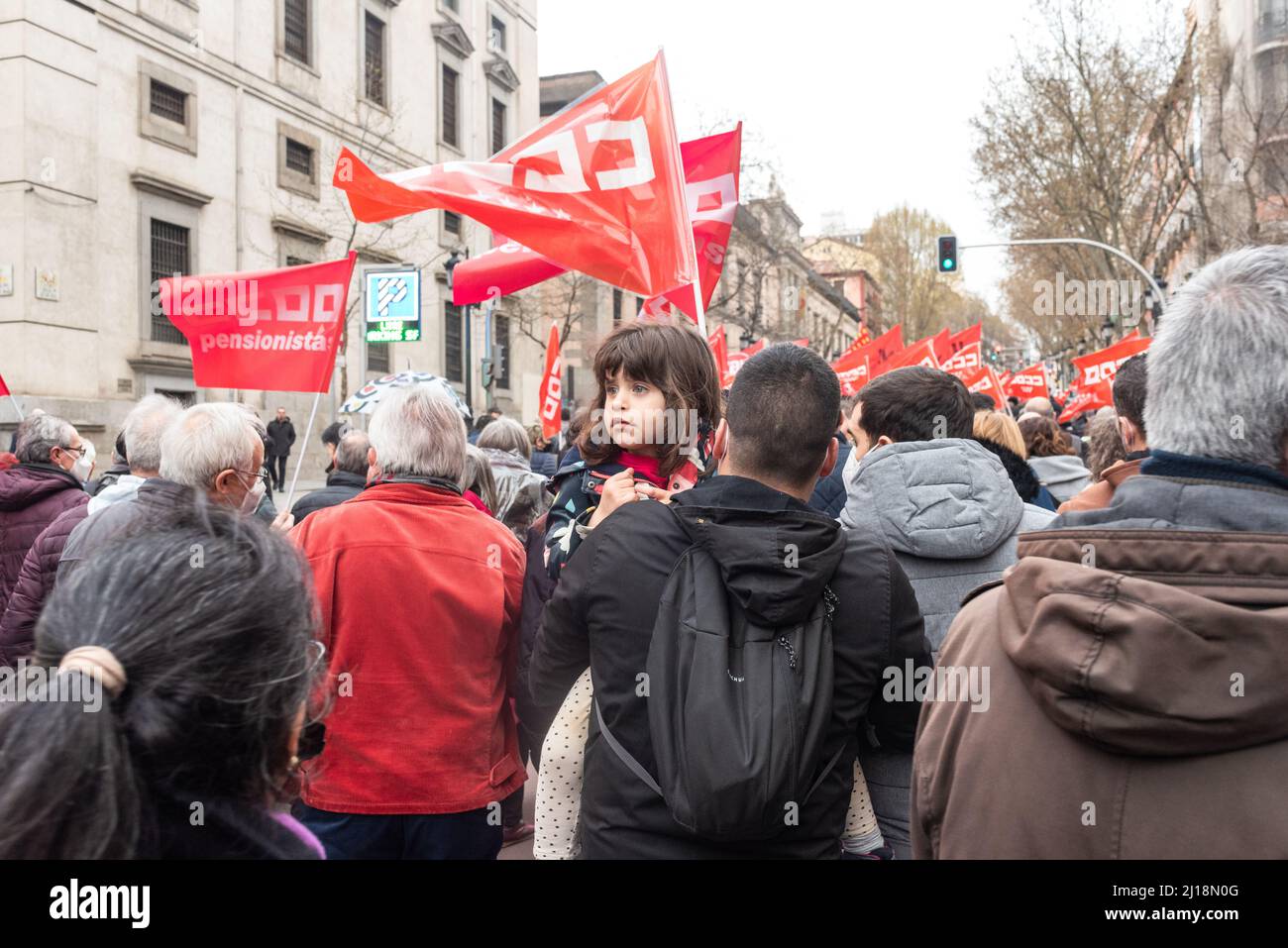 Madrid, Spanien, 23.. märz 2022. Gewerkschaften und Verbraucherorganisationen protestieren in einer Demonstration gegen den durch den Ukraine-Russland-Krieg verursachten Anstieg der Energie- und Lebensmittelpreise. CCOO und UGT starten mit ihren Präsidenten Unai Sordo und Pepe Alvarez gemeinsam mit UPTA, Uatae und Facua die Demonstration von Atocha zur Plaza Jacinto benavente. Der Protest findet nur einen Tag vor dem Gipfel des Europäischen Rates 24. und 25. statt, wo Staats- und Regierungschefs und Politiker über die militärische Aggression Russlands gegen die Ukraine diskutieren werden. Quelle: Roberto Arosio/Alamy Live News Stockfoto