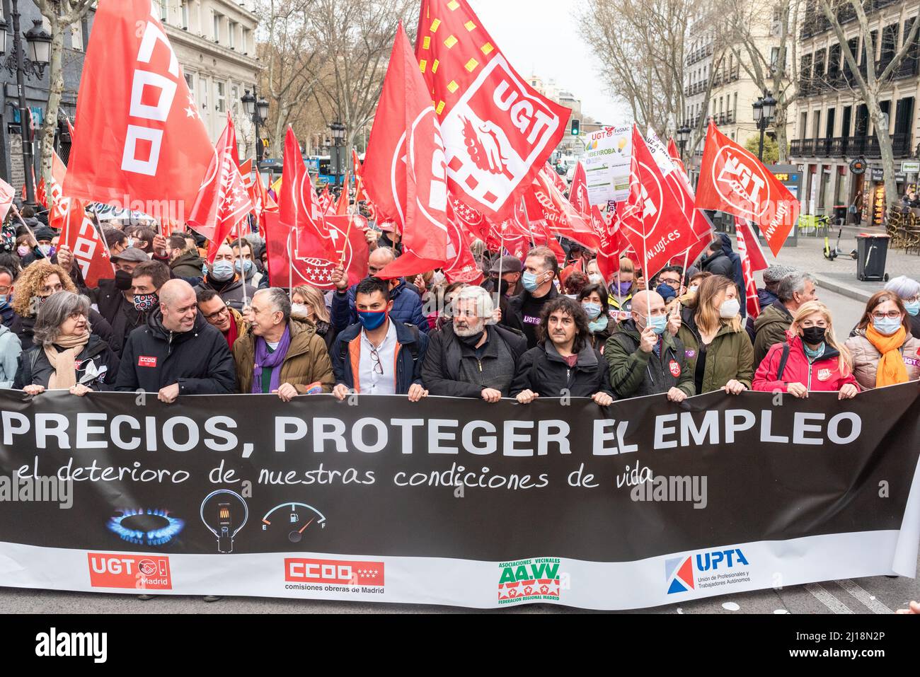 Madrid, Spanien, 23.. märz 2022. Gewerkschaften und Verbraucherorganisationen protestieren in einer Demonstration gegen den durch den Ukraine-Russland-Krieg verursachten Anstieg der Energie- und Lebensmittelpreise. CCOO und UGT starten mit ihren Präsidenten Unai Sordo und Pepe Alvarez gemeinsam mit UPTA, Uatae und Facua die Demonstration von Atocha zur Plaza Jacinto benavente. Der Protest findet nur einen Tag vor dem Gipfel des Europäischen Rates 24. und 25. statt, wo Staats- und Regierungschefs und Politiker über die militärische Aggression Russlands gegen die Ukraine diskutieren werden. Quelle: Roberto Arosio/Alamy Live News Stockfoto