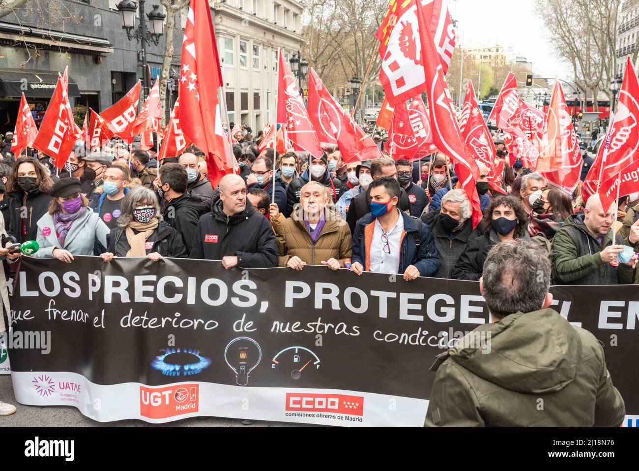Madrid, Spanien, 23.. märz 2022. Gewerkschaften und Verbraucherorganisationen protestieren in einer Demonstration gegen den durch den Ukraine-Russland-Krieg verursachten Anstieg der Energie- und Lebensmittelpreise. CCOO und UGT starten mit ihren Präsidenten Unai Sordo und Pepe Alvarez gemeinsam mit UPTA, Uatae und Facua die Demonstration von Atocha zur Plaza Jacinto benavente. Der Protest findet nur einen Tag vor dem Gipfel des Europäischen Rates 24. und 25. statt, wo Staats- und Regierungschefs und Politiker über die militärische Aggression Russlands gegen die Ukraine diskutieren werden. Quelle: Roberto Arosio/Alamy Live News Stockfoto