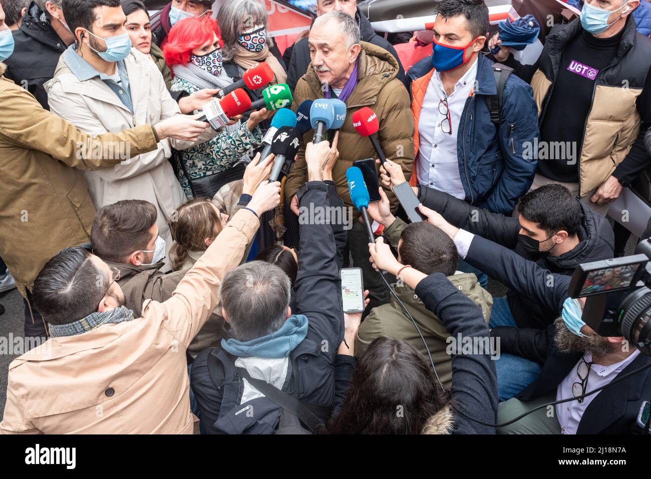 Madrid, Spanien, 23.. märz 2022. Gewerkschaften und Verbraucherorganisationen protestieren in einer Demonstration gegen den durch den Ukraine-Russland-Krieg verursachten Anstieg der Energie- und Lebensmittelpreise. CCOO und UGT starten mit ihren Präsidenten Unai Sordo und Pepe Alvarez gemeinsam mit UPTA, Uatae und Facua die Demonstration von Atocha zur Plaza Jacinto benavente. Der Protest findet nur einen Tag vor dem Gipfel des Europäischen Rates 24. und 25. statt, wo Staats- und Regierungschefs und Politiker über die militärische Aggression Russlands gegen die Ukraine diskutieren werden. Quelle: Roberto Arosio/Alamy Live News Stockfoto