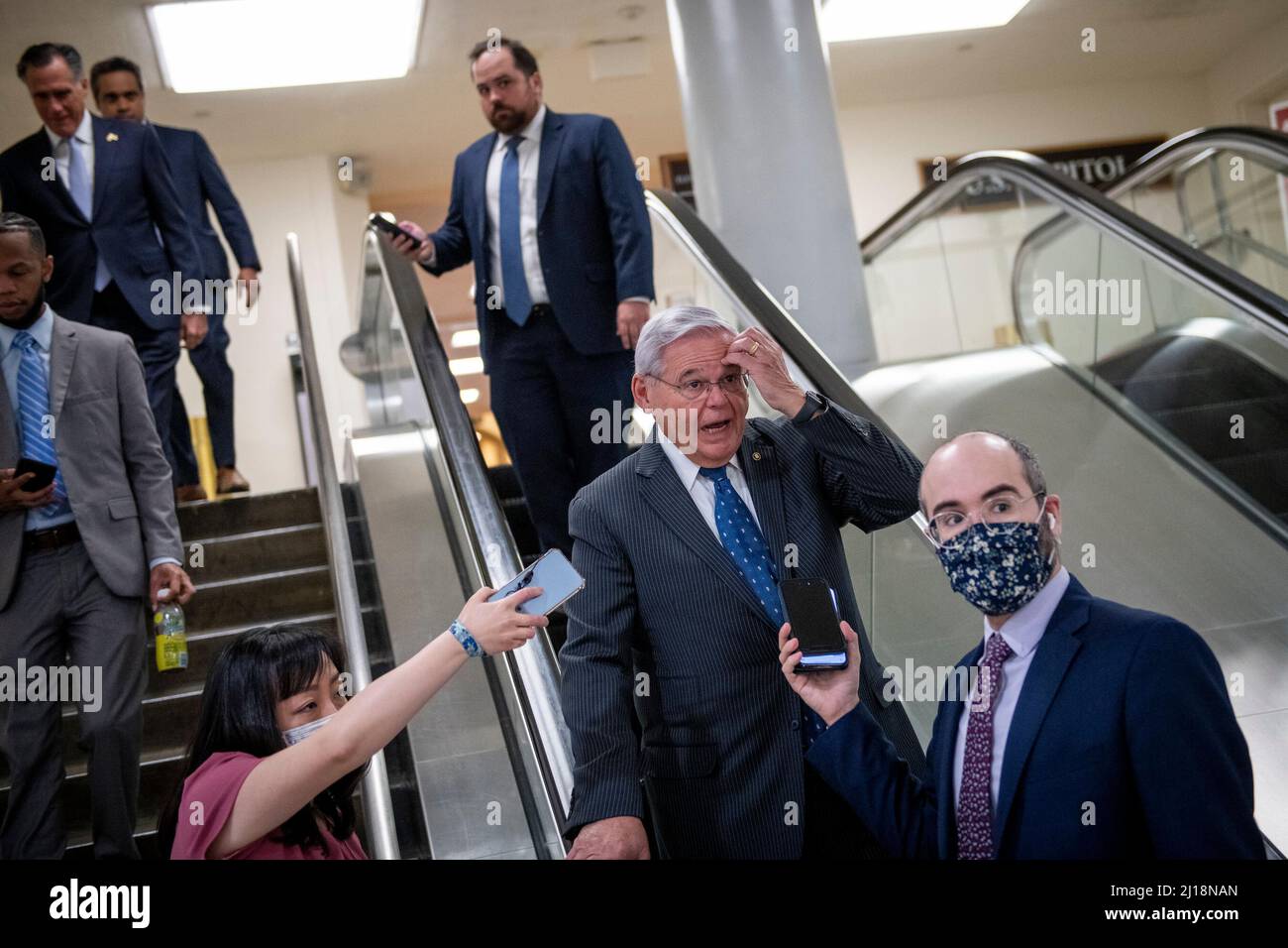 Washington, Vereinigte Staaten. 23. März 2022. Der Senator der Vereinigten Staaten, Bob Menendez (Demokrat von New Jersey), läuft am Mittwoch, den 23. März 2022, bei einer Abstimmung in Washington, DC, durch die Senatsunterbahn im US-Kapitol. Kredit: Rod Lampey/CNP/dpa/Alamy Live Nachrichten Stockfoto