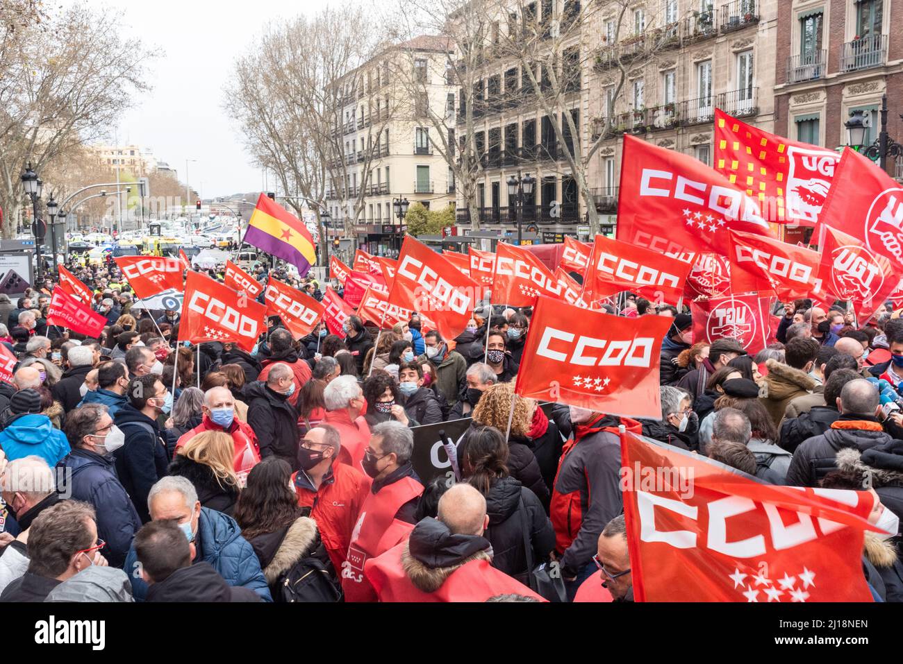 Madrid, Spanien, 23.. märz 2022. Gewerkschaften und Verbraucherorganisationen protestieren in einer Demonstration gegen den durch den Ukraine-Russland-Krieg verursachten Anstieg der Energie- und Lebensmittelpreise. CCOO und UGT starten mit ihren Präsidenten Unai Sordo und Pepe Alvarez gemeinsam mit UPTA, Uatae und Facua die Demonstration von Atocha zur Plaza Jacinto benavente. Der Protest findet nur einen Tag vor dem Gipfel des Europäischen Rates 24. und 25. statt, wo Staats- und Regierungschefs und Politiker über die militärische Aggression Russlands gegen die Ukraine diskutieren werden. Quelle: Roberto Arosio/Alamy Live News Stockfoto