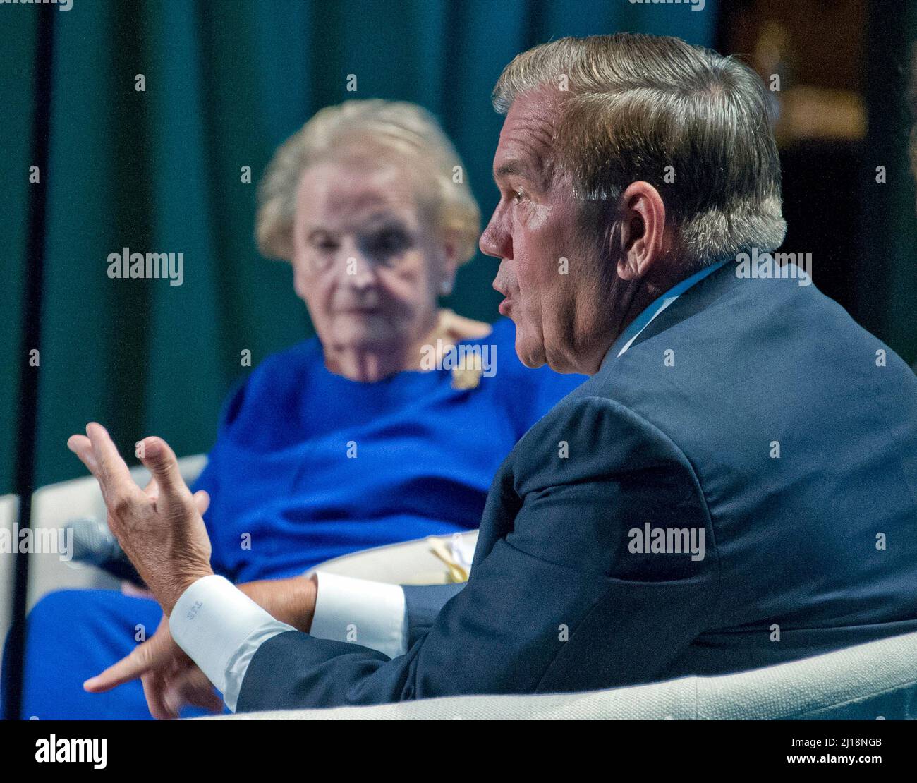 Tom Ridge, ehemaliger US-Innenminister, nimmt an einer Podiumsdiskussionen "fünfzehn Jahre nach 9/11" Teil, bei der am Sonntag, den 11. September 2016 im Washington Hilton Hotel 1300 Philanthropinnen auf der Internationalen Konferenz der Jüdischen Föderationen 2016 über den Löwen von Juda teilnahmen. Die ehemalige US-Außenministerin Madeleine Albright blickt von links auf sie. Kredit: Ron Sachs/CNP Stockfoto