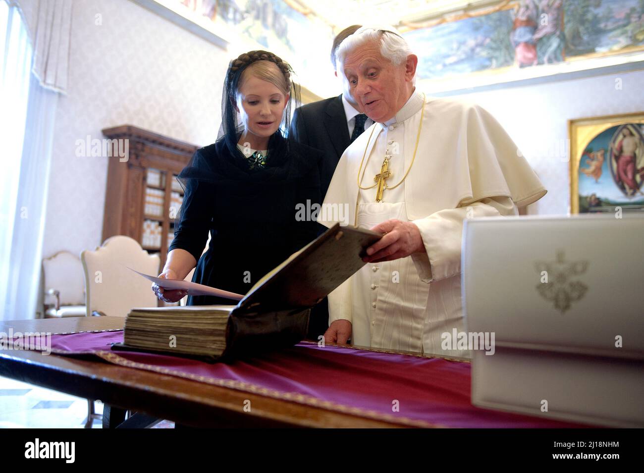 Vatikanstadt, Vatikanstadt. 23. März 2022. Julia Timoschenko war die erste weibliche Premierministerin der Ukraine, die zwei Amtszeiten (2005 und 2007 bis 2010) hatte. Quelle: Papst Benedikt XVI. Und die ukrainische Premierministerin Julia Timoschenko tauschen am 16. Oktober 2009 bei einer privaten Audienz in den Vatican/dpa/Alamy Live News Geschenke aus Stockfoto