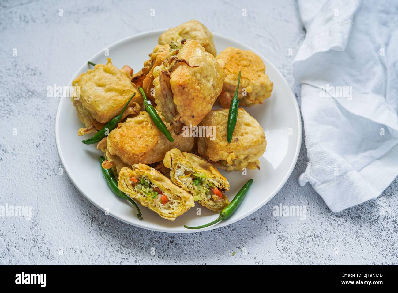 Indonesisches Street Food, gebratene Tofu gefüllt mit Gemüse (Tahu ISI) serviert mit frischem grünen Chili Stockfoto