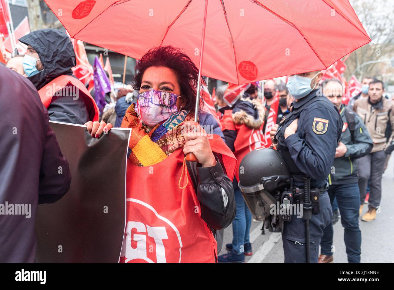 Madrid, Spanien, 23.. märz 2022. Gewerkschaften und Verbraucherorganisationen protestieren in einer Demonstration gegen den durch den Ukraine-Russland-Krieg verursachten Anstieg der Energie- und Lebensmittelpreise. CCOO und UGT starten mit ihren Präsidenten Unai Sordo und Pepe Alvarez gemeinsam mit UPTA, Uatae und Facua die Demonstration von Atocha zur Plaza Jacinto benavente. Der Protest findet nur einen Tag vor dem Gipfel des Europäischen Rates 24. und 25. statt, wo Staats- und Regierungschefs und Politiker über die militärische Aggression Russlands gegen die Ukraine diskutieren werden. Quelle: Roberto Arosio/Alamy Live News Stockfoto