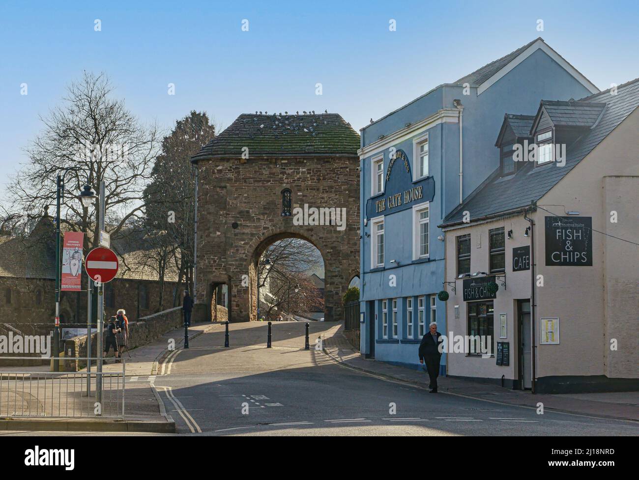 Blick auf die Monnow Bridge Befestigungsanlagen von Monrow Street, Monmouth. Stockfoto