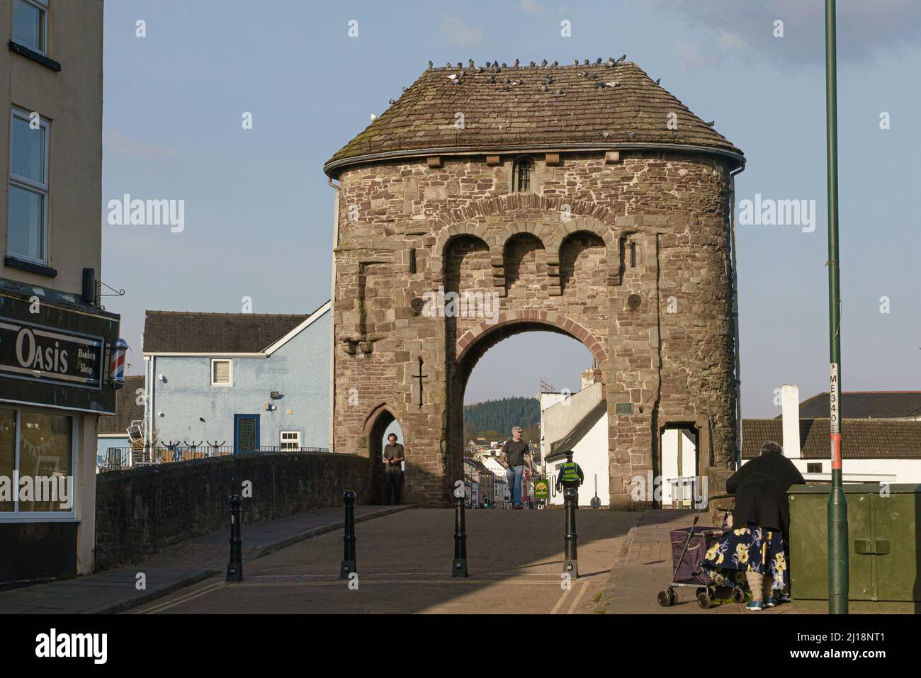 Blick auf die Monnow Bridge Befestigungsanlagen von Monrow Street, Monmouth. Stockfoto