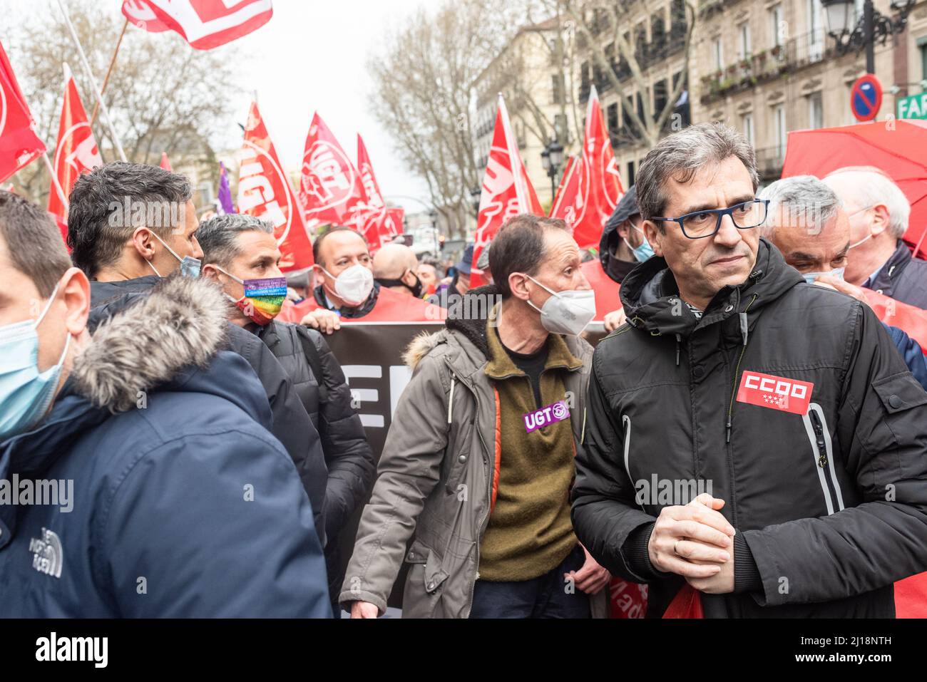 Madrid, Spanien, 23.. märz 2022. Gewerkschaften und Verbraucherorganisationen protestieren in einer Demonstration gegen den durch den Ukraine-Russland-Krieg verursachten Anstieg der Energie- und Lebensmittelpreise. CCOO und UGT starten mit ihren Präsidenten Unai Sordo und Pepe Alvarez gemeinsam mit UPTA, Uatae und Facua die Demonstration von Atocha zur Plaza Jacinto benavente. Der Protest findet nur einen Tag vor dem Gipfel des Europäischen Rates 24. und 25. statt, wo Staats- und Regierungschefs und Politiker über die militärische Aggression Russlands gegen die Ukraine diskutieren werden. Quelle: Roberto Arosio/Alamy Live News Stockfoto