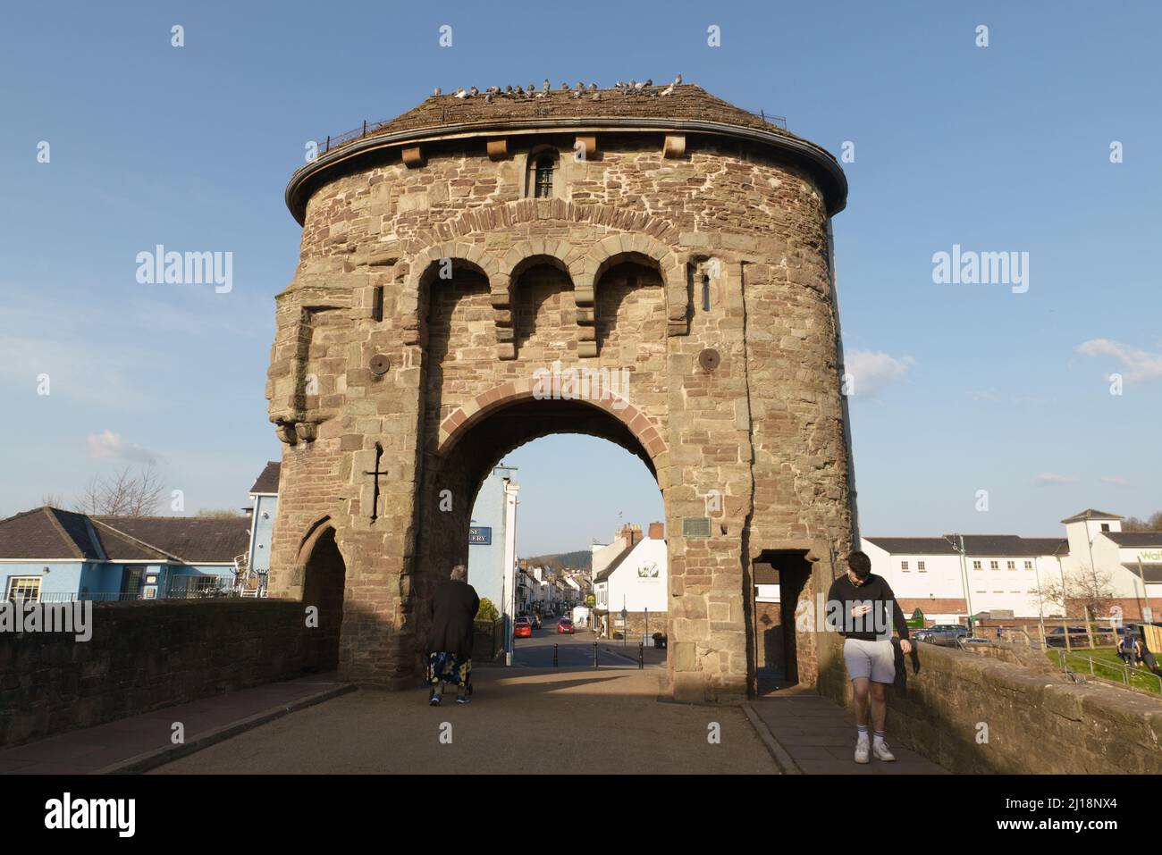Blick auf die Monnow Bridge Befestigungsanlagen von Monrow Street, Monmouth. Stockfoto