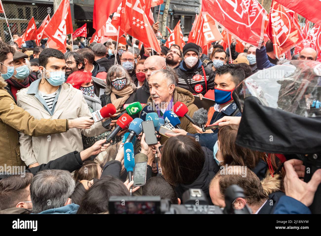 Madrid, Spanien, 23.. märz 2022. Gewerkschaften und Verbraucherorganisationen protestieren in einer Demonstration gegen den durch den Ukraine-Russland-Krieg verursachten Anstieg der Energie- und Lebensmittelpreise. CCOO und UGT starten mit ihren Präsidenten Unai Sordo und Pepe Alvarez gemeinsam mit UPTA, Uatae und Facua die Demonstration von Atocha zur Plaza Jacinto benavente. Der Protest findet nur einen Tag vor dem Gipfel des Europäischen Rates 24. und 25. statt, wo Staats- und Regierungschefs und Politiker über die militärische Aggression Russlands gegen die Ukraine diskutieren werden. Quelle: Roberto Arosio/Alamy Live News Stockfoto