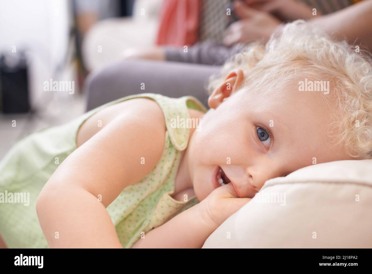 Sie ist einfach so bezaubernd. Porträt eines niedlichen jungen Kleinkindes mit lockigen blonden Haaren. Stockfoto