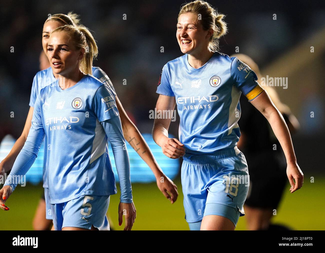 Ellen White von Manchester City (rechts) feiert das erste Tor ihres Spielers, das Evertons Simone Magill (nicht abgebildet) während des Spiels der Barclays FA Women's Super League im Academy Stadium, Manchester, erzielte. Bilddatum: Mittwoch, 23. März 2022. Stockfoto