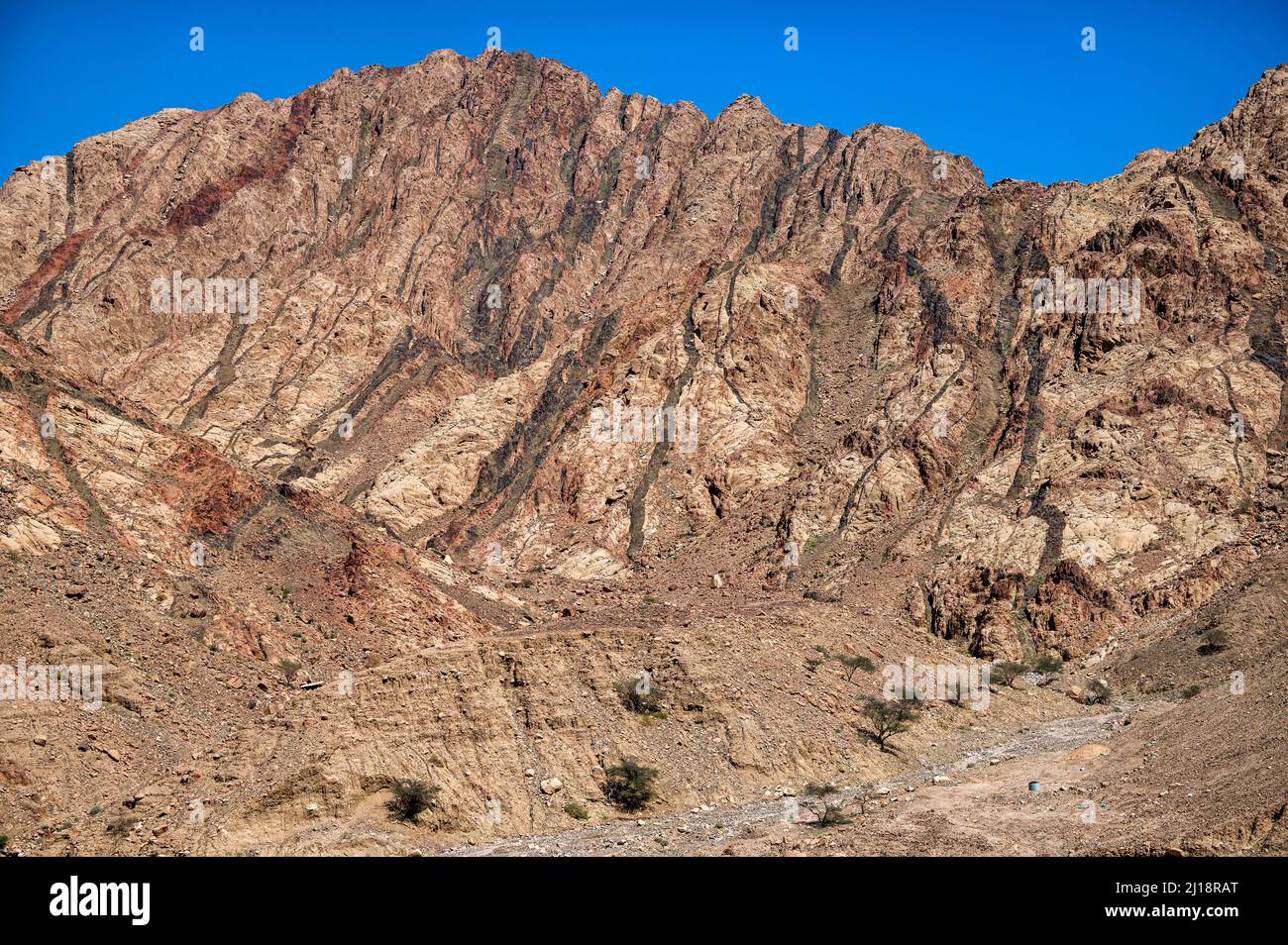 Berge zwischen der Stadt Aqaba und dem Wadi Rum Schutzgebiet nahe der jordanisch-saudischen Grenze. Tutun, Jordanien. Stockfoto